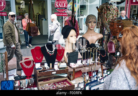 Vintage di stallo del mercato per la vendita di gioielli nel centro di Nantwich, Cheshire Foto Stock