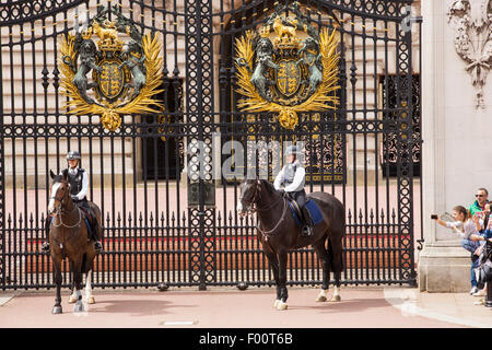 Polizia montata al di fuori dei cancelli di Buckingham Palace, London, Regno Unito. Foto Stock