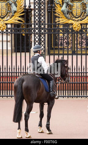 Polizia montata al di fuori dei cancelli di Buckingham Palace, London, Regno Unito. Foto Stock