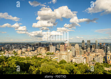 Lo skyline di Montreal da Mont-Royal Belvedere Foto Stock