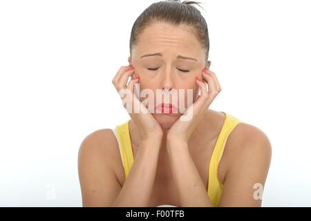 Giovane donna cercando infelice stressato e depresso broncio e miserabile nel non avere il suo proprio modo di copia di spazio e di un tracciato di ritaglio Foto Stock