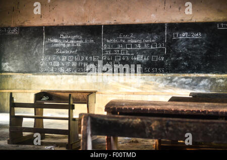 Matematica su una lavagna di una scuola rurale camera nella regione orientale del Ghana Foto Stock