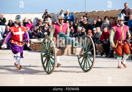 In guardia Parade in città Birgu (Vittoriosa),la dimostrazione di come il cannone poteva essere utilizzato Foto Stock