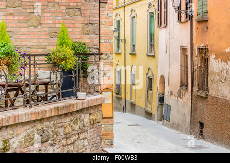 Strade medievali e di antiche memorie - il labirinto di vicoli di un borgo medievale in Italia, tra edifici storici e case private Foto Stock