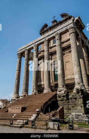 Il Tempio di Antonino e Faustina è un antico tempio romano a Roma, sede della chiesa di San Lorenzo in Miranda Foto Stock