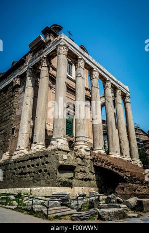 Il Tempio di Antonino e Faustina è un antico tempio romano a Roma, sede della chiesa di San Lorenzo in Miranda Foto Stock