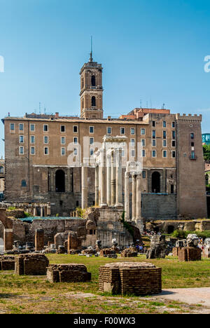 Il Tabularium con il tempio di Saturno in primo piano. Foro Romano. Roma, Italia. Foto Stock