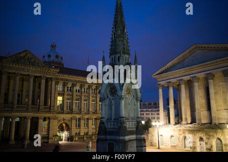 Il Chamberlain Square memorial town hall e consiglio House Birmingham City Centre di notte England Regno Unito Foto Stock