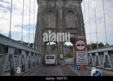 A guidare oltre il menai Suspension Bridge Anglesey Wales UK Foto Stock