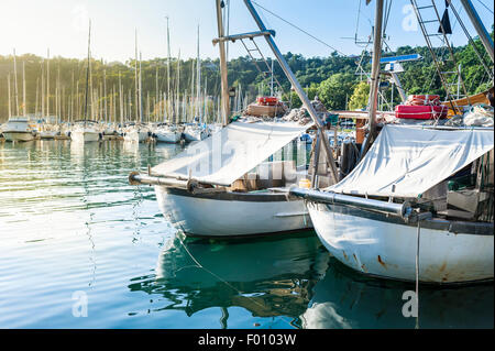 Barche da pesca nel porto di Sistiana, Trieste, Italia al tramonto Foto Stock