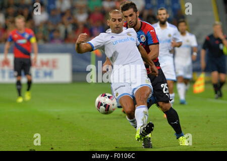 Pilsen, Repubblica Ceca. 5 Ago, 2015. Tal Ben Haim di Maccabi Tel Aviv, sinistra e Aidin Mahmutovic di Plzen in azione durante il terzo turno di qualificazione della Champions League match di ritorno tra FC Viktoria Plzen e Maccabi Tel Aviv FC a Pilsen, Repubblica Ceca, mercoledì 5 agosto 2015. Credito: Pavel Nemecek/CTK foto/Alamy Live News Foto Stock