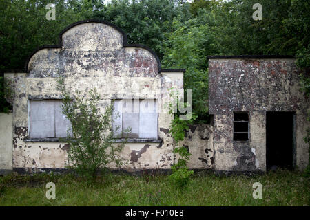 Strada abbandonati i negozi sulla strada rurale in County Fermanagh Irlanda del Nord Regno Unito Foto Stock