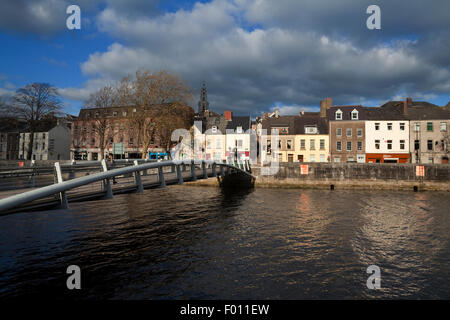 Il Millenium Bridge a pedale con St Annes Chiesa dietro, oltre il Fiume Lee, la città di Cork, Irlanda Foto Stock