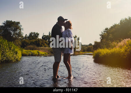 Matura in amore, esterna di estate Foto Stock