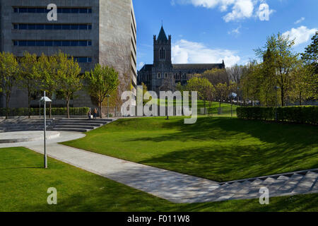 Il parco dietro la Dublin Corporation Civic Offices su legno Quay. Con la Cattedrale di Christchurch dietro, Dublino, Irlanda Foto Stock