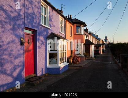 Roche Point Village e il faro, County Cork, Irlanda Foto Stock