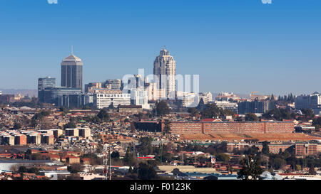 Sandton, Gauteng, Sud Africa - 17 Luglio 2015: Cityscape guardando verso nord-ovest verso Sandton. Foto Stock