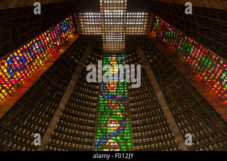 Le finestre di vetro macchiate, Cattedrale Cattolica, Rio de Janeiro, Brasile Foto Stock