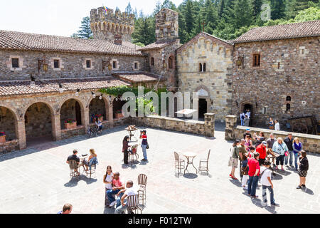 Calistoga, California - 10 Maggio : tourist godendo di un tour del XIII secolo il castello toscano replica, Castello di Amorosa Foto Stock