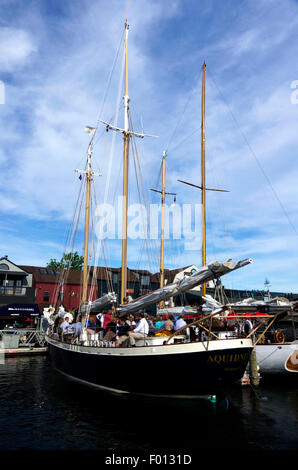 I passeggeri seduti sul ponte della goletta classica Aquidneck a Bowen's Wharf in attesa di un porto, crociera nel porto di vela. Foto Stock