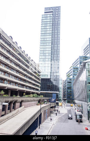 Barbican appartamenti di Andrews House si affaccia the città di Moorgate. Foto Stock