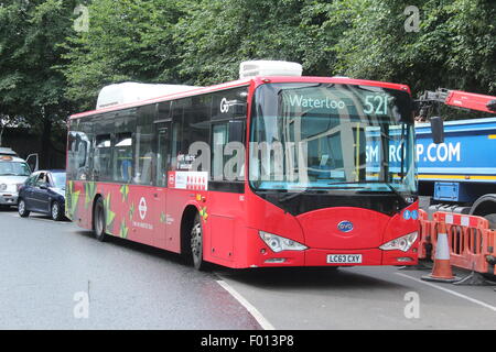 Un verde cinese elettrico-realizzato BYD bus per lavoro tfl a Londra sul percorso 521 a Waterloo azionato da Go-Ahead Londra Foto Stock