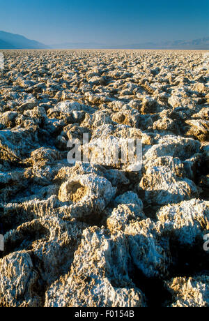 Saline nel bacino Badwater, Parco Nazionale della Valle della Morte, California Foto Stock