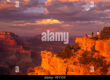 I turisti osservando la vista dal punto Yaki, il Parco Nazionale del Grand Canyon, Arizona Foto Stock