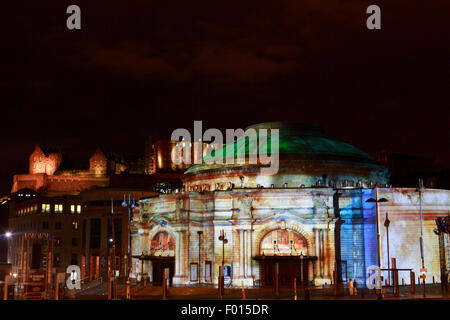 Edimburgo. Regno Unito. 6 agosto. Pre inaugurazione di Edinburgh International Festival 2015. Venerdì 7 agosto Edinburgh International Festival aperto con un libero evento all'aperto per celebrare il cinquantesimo anniversario del Festival di Edimburgo Chorus, al di fuori del Usher Hall l'Harmonium Progetto è una grande luce e suono spettacolare, creato da 59 produzioni. Photocall. Pak@ Mera/Alamy live News Foto Stock