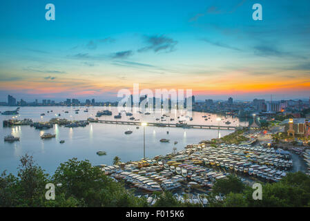 La città di Pattaya e mare nel crepuscolo, Thailandia Foto Stock
