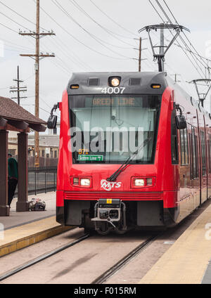 Una linea verde luce MTS convoglio ferroviario (carrello) tira in Centro Storico Centro di Transito di San Diego, California, Stati Uniti d'America. Foto Stock