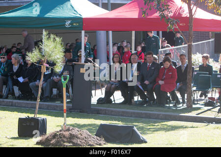 Centenario della battaglia di Lone Pine tra Australia e forze Ottomano durante la Prima Guerra Mondiale è commemorato a Avalon scuola pubblica, Sydney, Australia. Il Governatore del New South Wales, il generale David Hurley piantato il Lone Pine e svelato un cerimoniale di placca. Foto Stock