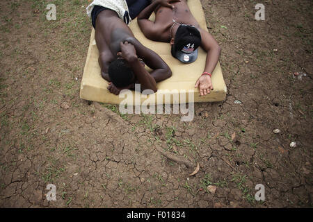 Metetí, Panama. 5 Ago, 2015. Gli immigrati clandestini il resto in un rifugio a Metetí città, provincia di Darien, Panama, il 5 agosto 2015. Finora nel 2015, 11,418 immigrati entrati a Panama traversata in terre illegalmente attraverso la giungla di Darien, rispetto ai 8,380 della stessa data nel 2014. Gli immigrati principalmente dal Nepal, Senegal, Somalia e Cuba, cercano di essere accettati come rifugiati in qualsiasi paese dell America, secondo informazioni delle frontiere nazionali Service (SENAFRONT, per il suo acronimo in spagnolo) di Panama. © Mauricio Valenzuela/Xinhua/Alamy Live News Foto Stock