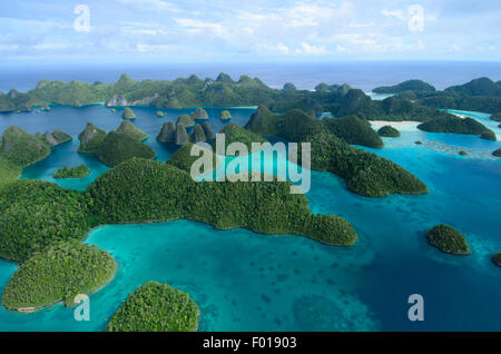 Vista aerea del Wayag isola gruppo nel lontano nord del Raja Ampat, Papua occidentale, in Indonesia, Oceano Pacifico Foto Stock