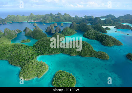 Vista aerea del Wayag isola gruppo nel lontano nord del Raja Ampat, Papua occidentale, in Indonesia, Oceano Pacifico Foto Stock