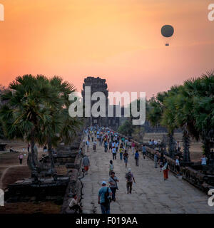 Sunrise oltre Angkor Wat, Cambogia con una mongolfiera in background Foto Stock