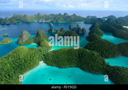 Vista aerea del Wayag isola gruppo nel lontano nord del Raja Ampat, Papua occidentale, in Indonesia, Oceano Pacifico Foto Stock