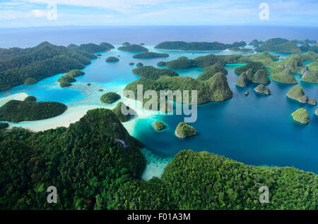 Vista aerea del Wayag isola gruppo nel lontano nord del Raja Ampat, Papua occidentale, in Indonesia, Oceano Pacifico Foto Stock