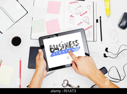 Strategia di business. L'uomo sul luogo di lavoro il lavoro con documenti e utilizzando i moderni digitale compressa. Foto Stock