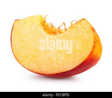 Peach slice isolati su sfondo bianco. Tracciato di ritaglio Foto Stock