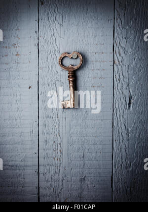 Rusty tasto sulla vecchia superficie in legno Foto Stock