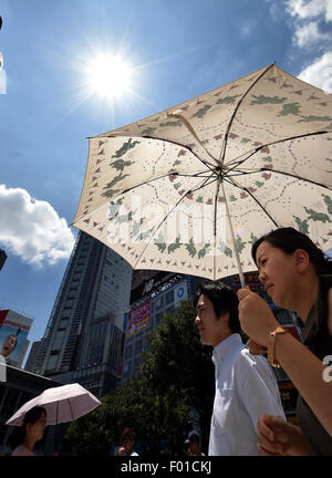 Tokyo, Giappone. Il 6 agosto, 2015. Tokyo perdura la più lunga ondata di caldo mai registrato giovedì 6 agosto, 2015. La temperatura raggiunge 35,1 gradi centigradi prima di mezzogiorno Giovedì, segnando il settimo giorno consecutivo di alti in corrispondenza o al di sopra di 35 C. Credit: Natsuki Sakai/AFLO/Alamy Live News Foto Stock