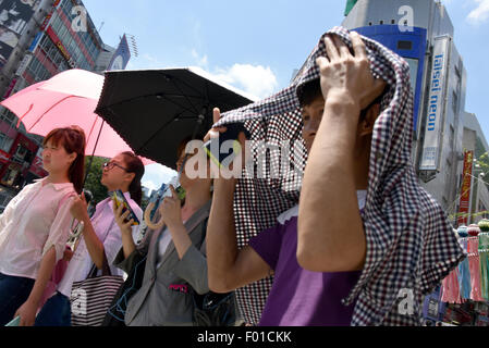 Tokyo, Giappone. Il 6 agosto, 2015. Tokyo perdura la più lunga ondata di caldo mai registrato giovedì 6 agosto, 2015. La temperatura raggiunge 35,1 gradi centigradi prima di mezzogiorno Giovedì, segnando il settimo giorno consecutivo di alti in corrispondenza o al di sopra di 35 C. Credit: Natsuki Sakai/AFLO/Alamy Live News Foto Stock