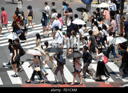 Tokyo, Giappone. Il 6 agosto, 2015. Tokyo perdura la più lunga ondata di caldo mai registrato giovedì 6 agosto, 2015. La temperatura raggiunge 35,1 gradi centigradi prima di mezzogiorno Giovedì, segnando il settimo giorno consecutivo di alti in corrispondenza o al di sopra di 35 C. Credit: Natsuki Sakai/AFLO/Alamy Live News Foto Stock