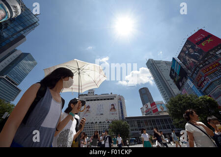 Tokyo, Giappone. Il 6 agosto, 2015. Tokyo perdura la più lunga ondata di caldo mai registrato giovedì 6 agosto, 2015. La temperatura raggiunge 35,1 gradi centigradi prima di mezzogiorno Giovedì, segnando il settimo giorno consecutivo di alti in corrispondenza o al di sopra di 35 C. Credit: Natsuki Sakai/AFLO/Alamy Live News Foto Stock