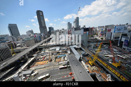 Tokyo, Giappone. Il 6 agosto, 2015. Tokyo perdura la più lunga ondata di caldo mai registrato giovedì 6 agosto, 2015. La temperatura raggiunge 35,1 gradi centigradi prima di mezzogiorno Giovedì, segnando il settimo giorno consecutivo di alti in corrispondenza o al di sopra di 35 C. Credit: Natsuki Sakai/AFLO/Alamy Live News Foto Stock