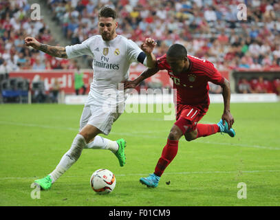 Monaco di Baviera, Germania. 5 Ago, 2015. Il Bayern Monaco di Baviera Douglas Costa (R) il sistema VIES con il Real Madrid Sergio Ramos durante la Audi Cup 2015 finale tra Bayern Monaco e Real Madrid a Monaco di Baviera, Germania, il 5 agosto 2015. Il Bayern Monaco di Baviera rivendicato il titolo con 1-0. Credito: Philippe Ruiz/Xinhua/Alamy Live News Foto Stock