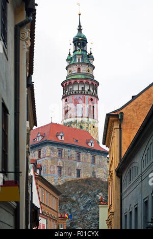 Le imponenti torri del castello al di sopra della pittoresca città di Cesky Krumlov, in Repubblica Ceca Foto Stock