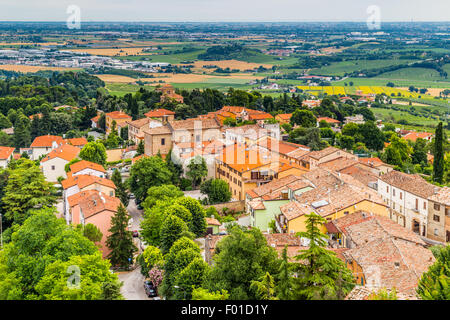 Natura e ricordi - Vista dalla terrazza del borgo medioevale di Bertinoro in Italia che si affaccia sulle colline della Romagna campagna degradante verso il mare Foto Stock