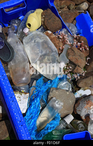 Flotsam plastico prelevato da una spiaggia appartata sul Isle of Mull Foto Stock